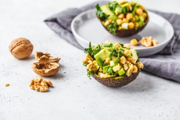 Stuffed avocados with nuts and chickpeas 