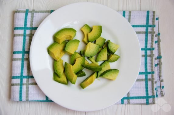 Cucumber and avocado salad with egg: photo of recipe preparation, step 3