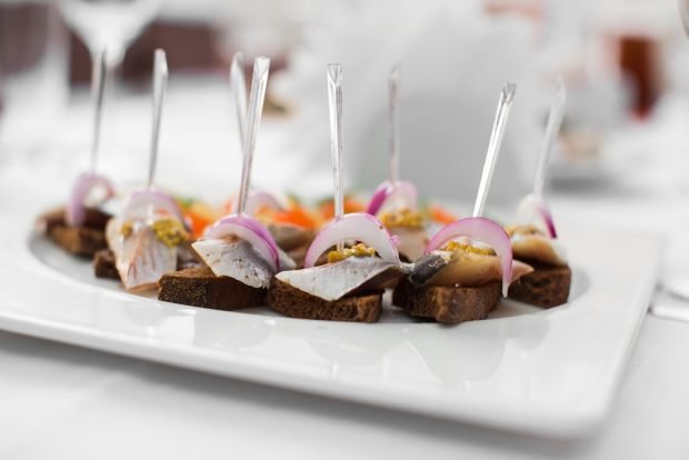 Canapé with herring and Dijon mustard