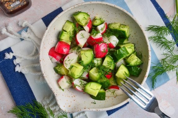 Vitamin salad with radishes and cucumbers: photo of recipe preparation, step 3