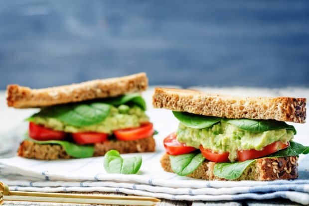 A sandwich with spinach and guacamole is a simple and delicious recipe, how to cook step by step