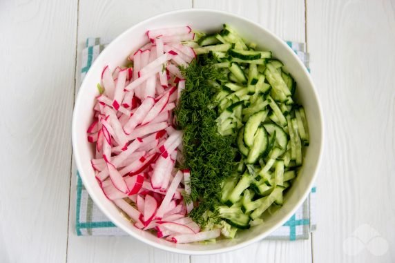 Fresh vegetable salad with Greek yogurt: photo of recipe preparation, step 2