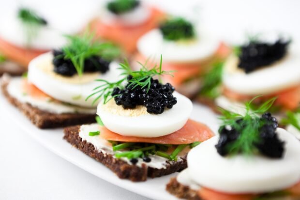 Canapes with smoked salmon and caviar – a simple and delicious recipe, how to cook step by step