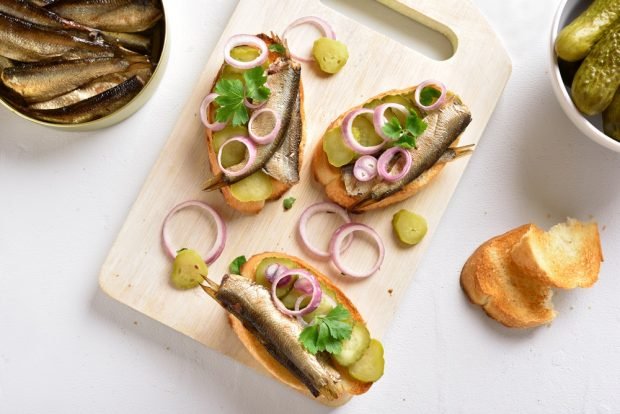 Sandwiches with sprats and baguette for the festive table – a simple and delicious recipe, how to cook step by step