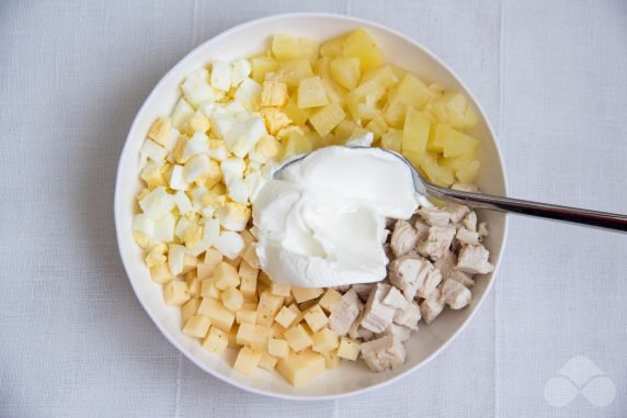 Salad with chicken, pineapples and nuts: photo of recipe preparation, step 2