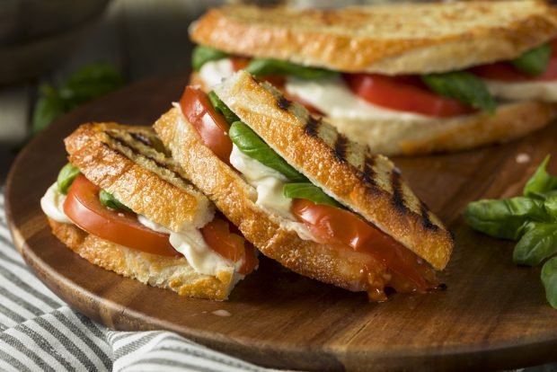 Sandwiches with tomatoes, mozzarella and basil – a simple and delicious recipe, how to cook step by step