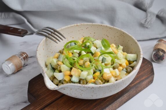 Salad with peas, corn and egg: photo of recipe preparation, step 4