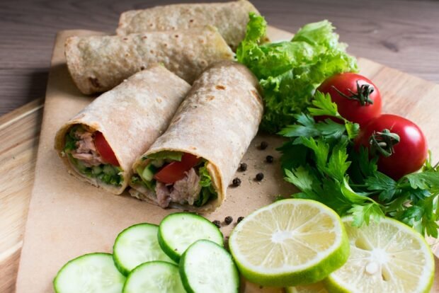 Pita bread roll with tuna and vegetables is a simple and delicious recipe, how to cook step by step