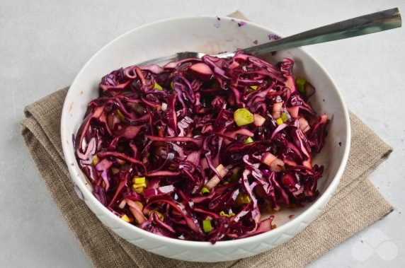 Red cabbage salad with onions: photo of recipe preparation, step 3