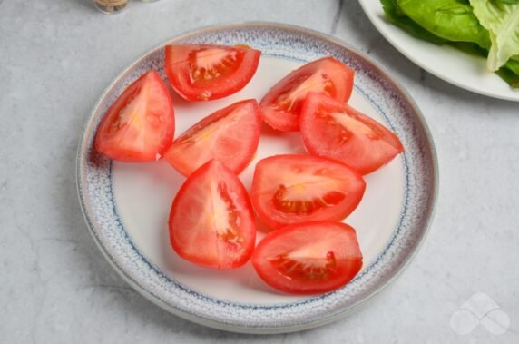 Light salad of tomatoes and herbs: photo of recipe preparation, step 3