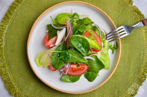 Light salad of tomatoes and herbs: photo of recipe preparation, step 5