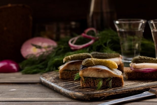 Sandwiches with herring on black bread – a simple and delicious recipe, how to cook step by step