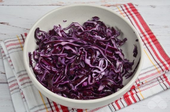 Salad of red cabbage, Korean carrots and fresh vegetables: photo of recipe preparation, step 1