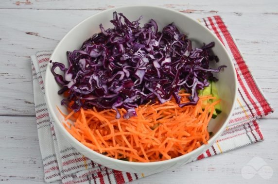 Salad of red cabbage, Korean carrots and fresh vegetables: photo of recipe preparation, step 3