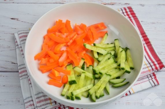 Salad of red cabbage, Korean carrots and fresh vegetables: photo of recipe preparation, step 2