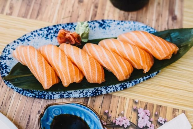 Sushi with salmon is a simple and delicious recipe, how to cook step by step