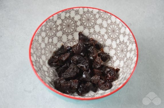 Salad of red cabbage, carrots, apples and prunes: photo of recipe preparation, step 2