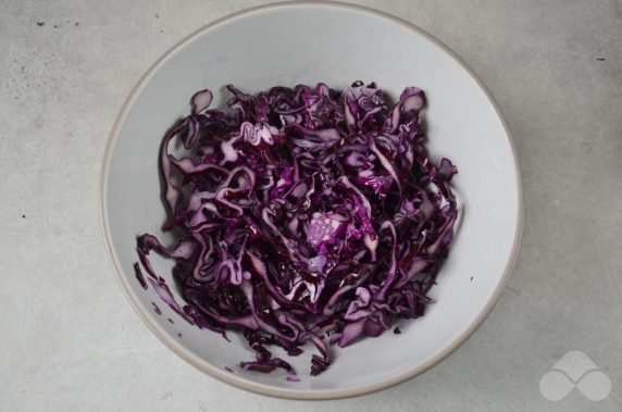 Salad of red cabbage, carrots, apples and prunes: photo of recipe preparation, step 1