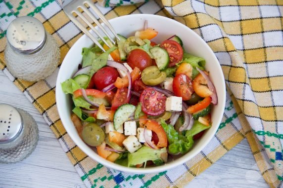 Greek salad with bell pepper, feta and olives: photo of recipe preparation, step 5