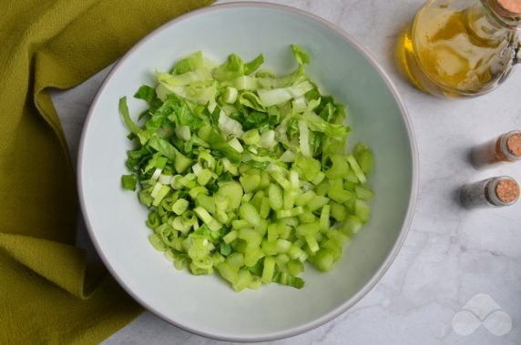 Diet salad with celery and tuna: photo of recipe preparation, step 1