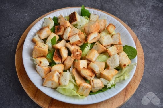 Caesar salad with fried chicken: photo of recipe preparation, step 2