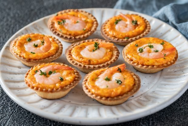 Julienne in tartlets with shrimp 