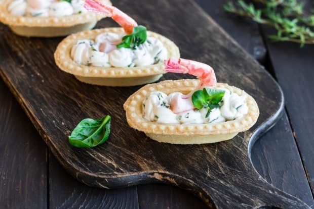 Tartlets with shrimp and curd cheese