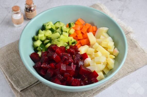 Vinaigrette with lightly salted cucumbers: photo of recipe preparation, step 3