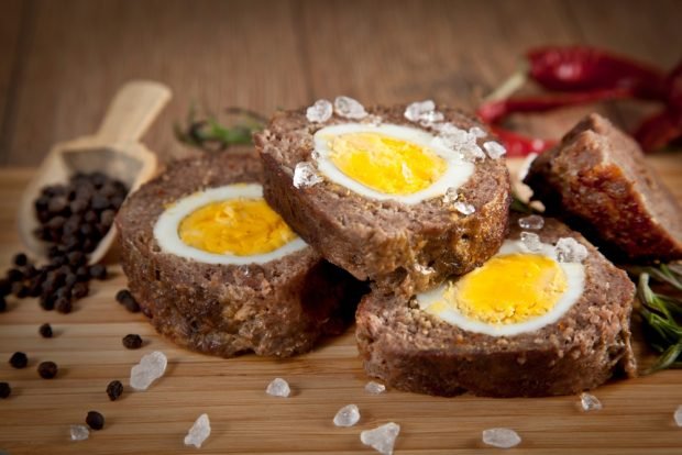 Minced meat roll with egg and onion in the oven is a simple and delicious recipe, how to cook step by step