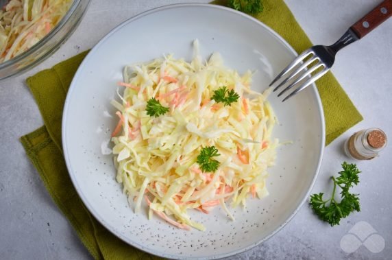 Cabbage and carrot salad with mayonnaise: photo of recipe preparation, step 4