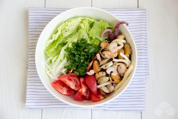 Quick sea salad: photo of recipe preparation, step 2