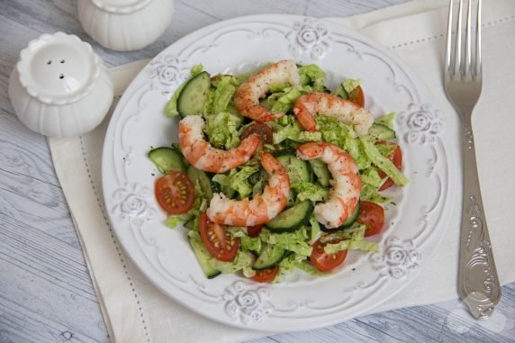 Simple salad with shrimp and Peking cabbage: photo of recipe preparation, step 3