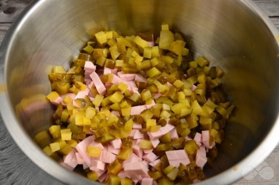 Olivier with sausage and yogurt: photo of recipe preparation, step 3