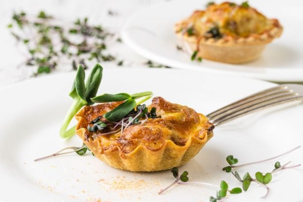 Classic julienne with mushrooms in tartlets