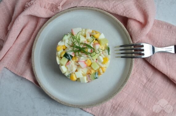 Salad with rice, eggs and crab sticks: photo of recipe preparation, step 5