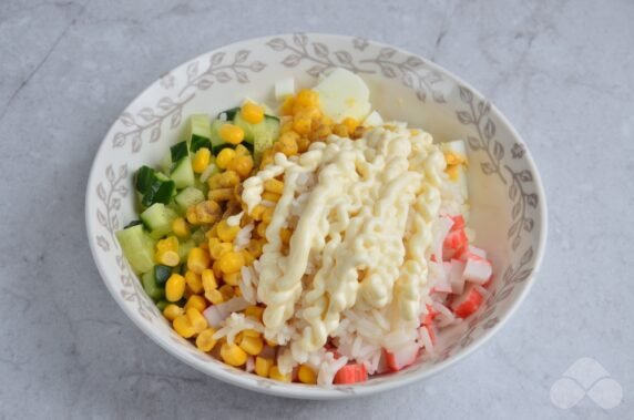 Salad with rice, eggs and crab sticks: photo of recipe preparation, step 4