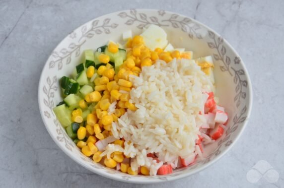 Salad with rice, eggs and crab sticks: photo of recipe preparation, step 3