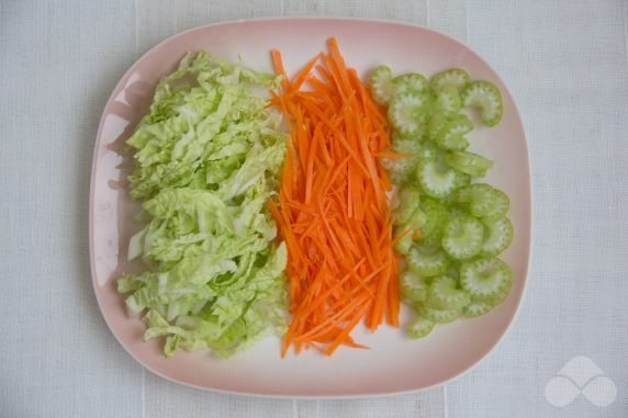 Peking cabbage salad with onions: photo of recipe preparation, step 2