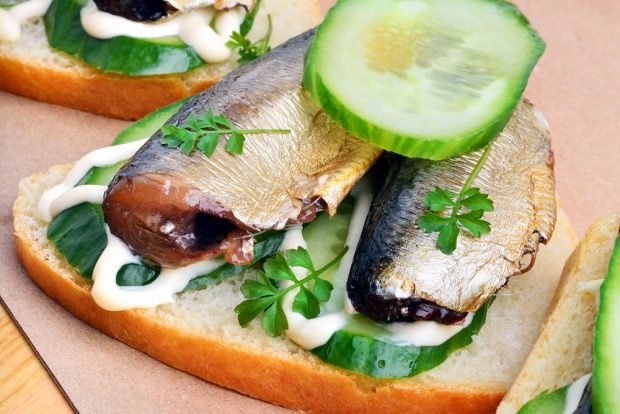 Sandwiches with sprats and cucumber on a loaf – a simple and delicious recipe, how to cook step by step