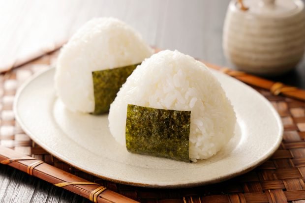 Onigiri with salmon – a simple and delicious recipe, how to cook step by step