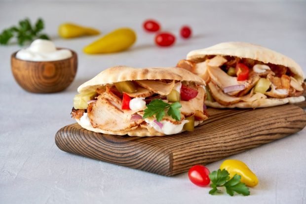 Shawarma in a pit with chicken is a simple and delicious recipe, how to cook step by step