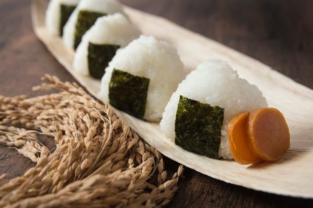 Onigiri with tuna and mayonnaise – a simple and delicious recipe, how to cook step by step