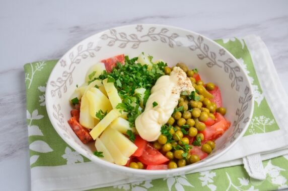 Potato salad with tomatoes and sausage: photo of recipe preparation, step 3