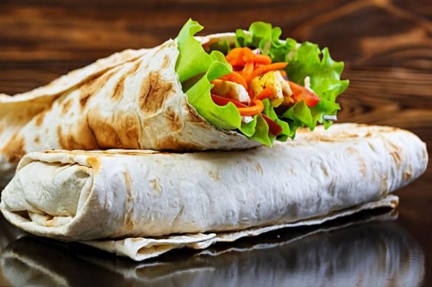 Shawarma with chicken, Korean carrots and tomatoes is a simple and delicious recipe, how to cook step by step