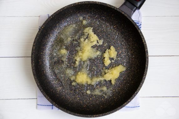 Salad of arugula, caramelized pear and gorgonzola: photo of recipe preparation, step 2