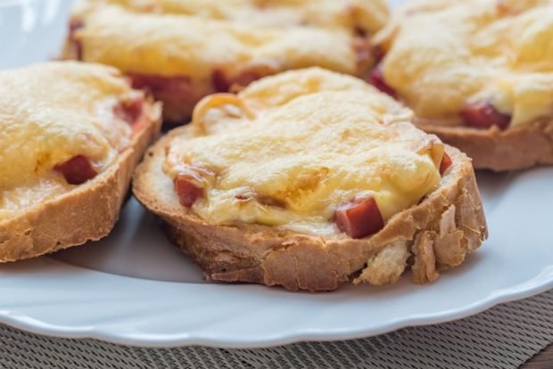 Hot sandwiches with sausage and cheese on a loaf in a frying pan – a simple and delicious recipe, how to cook step by step