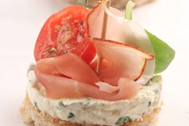 Canapes with jamon and tomatoes – a simple and delicious recipe, how to cook step by step