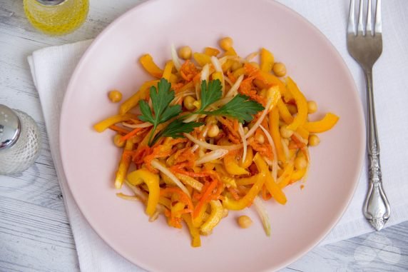 Hearty salad of chickpeas, Korean carrots and peppers: photo of recipe preparation, step 5