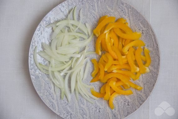 Hearty salad of chickpeas, Korean carrots and peppers: photo of recipe preparation, step 1