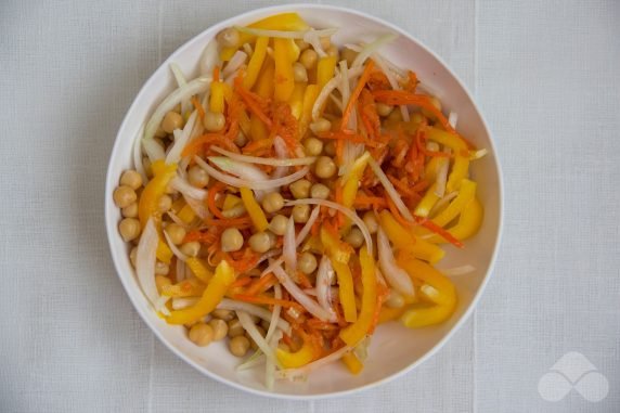 Hearty salad of chickpeas, Korean carrots and peppers: photo of recipe preparation, step 3